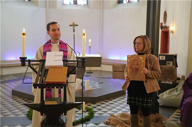 Birgit Laux und Jugendpfarrer Peter Zillgen überreichen den Menschen, die weiterhin auf der Marienburg sein werden, eine Christus-Ikone aus der Kirche als Geschenk.  Foto: Stefan Endres