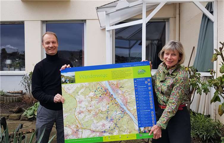 Birgit Letschert (Inhaberin Hotel Rheinresidenz mit Tourist-Info Leiter Holger Klemm.