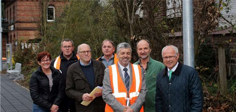 Birgit Merten vom Fachbereich 4, Frank Schüler Leiter des Regionalnetzes Westerwald, Winfried Hoß vom Fachbereich 1, Gerd Edelmann von der DB Station Service, Leiter der Regionalnetze Mitte, Ewald Klüe, Jürgen Kurta vom Fachbereich 3 und Oberbürgermeister Peter Labonte schafften sich bei einem Ortstermin eine Übersicht über die Situation. Stadt Lahnstein