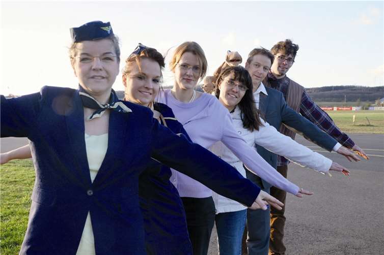 Birgit Müller (vorne) spielt in der Komödie „Verlängertes Wochenende“ die weibliche Hauptrolle. privat