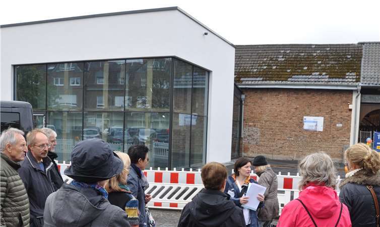 Birgit Preywisch-Schrick (4. v. r.) erläutert den interessierten Zuhörern das im Bau befindliche Römerkanalinfozentrum. Foto: privat