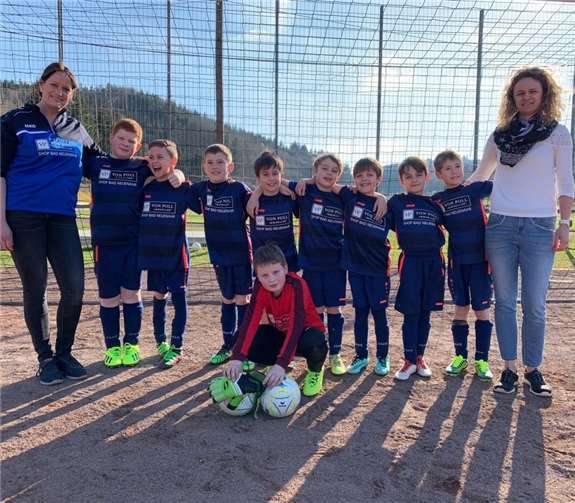 Birgit Schnetter, Mitarbeiterin des Von-Poll-Immobilien-Shops in Bad Neuenahr-Ahrweiler, übergab den Jungs die neuen Trikots.Foto: privat