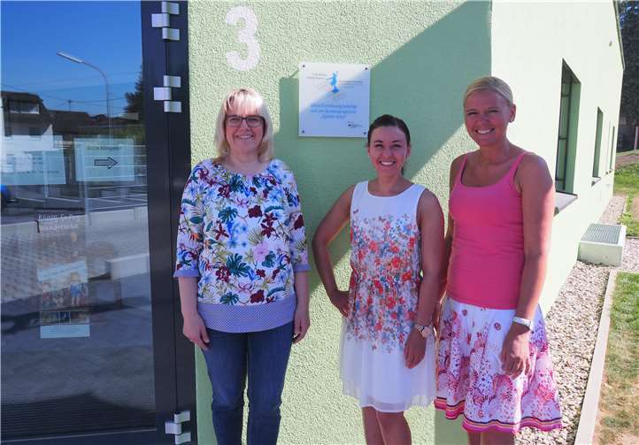 Birgit Schutzeich (Fachberatung Sprach-Kitas bei der Kreisverwaltung), Irina Wagner (Fachkraft „Sprach-Kitas“) und Kita-Leiterin Stefanie Schmidt (v.l.n.r.) vor der Plakette, die die Kita Lohweg als „Sprach-Kita“ ausweist. Stadt Bendorf am Rhein
