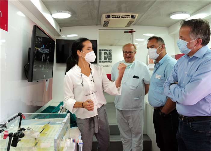 Birgit Sticht von der Firma Edwards Lifesciences erklärt Pflegedirektor Oliver Schömann, dem Kaufmännischen Direktor Günter Iking und Chefarzt Dr. Burkhard Hügl (von rechts) die Funktion des Mitral-Clips. Foto: red