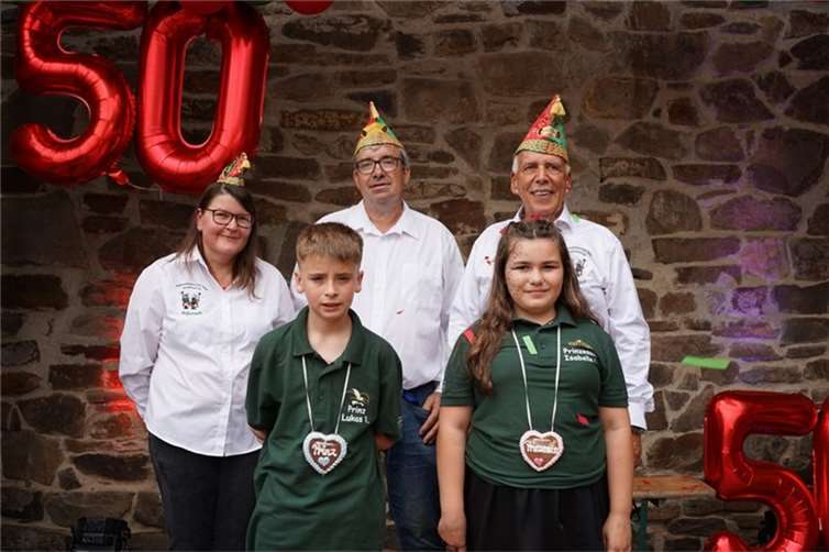 Birgit und Erik Tiedemann (v.l.) und Wilfried Eich mit den designierten Kindertollitäten Lukas Münch und Isabell Enders.  Foto: Alfred Eich