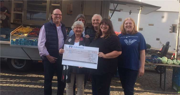 Birgitt Schaaf überreichte der Vorsitzenden der Dorffamilie Sabine Krause im Namen des Orga-Teams den Scheck.Privat