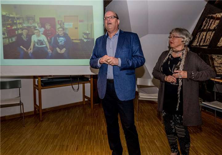 Birgitt Schaaf und Frank Hoffbauer informierten über die Künstler, ihre Werke, Materialien und ihre Technik.