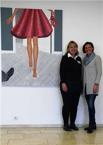 Birgitta Grotemeyer (rechts) gemeinsam mit der Krankenhausoberin Gaby Frömbgen vor dem Gemälde „Auf leisen Sohlen“.privat