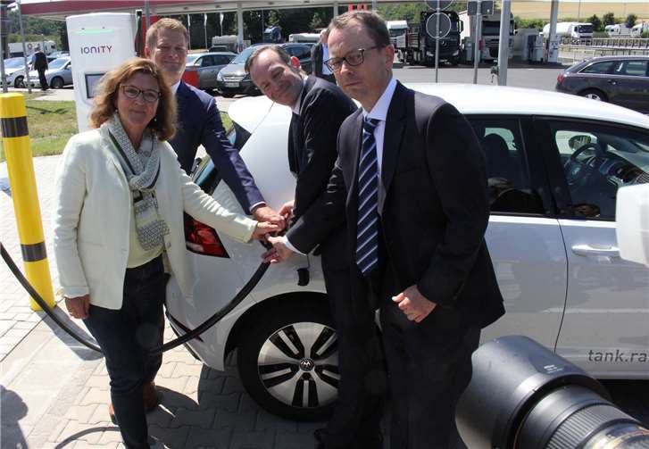 Birgitta Worringen (BMVI), Dr. Michael Hajesch (CEO IONITY), Minister Dr. Volker Wissing und Peter Markus Löw (Tank & Rast) beim ersten Ladevorgang an der neuen Ultraschnellladestation an der Raststätte Brohltal-Ost.