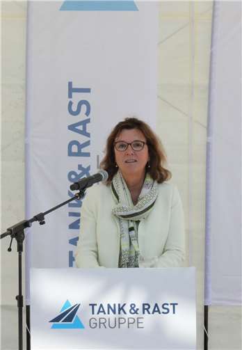 Birgitta Worringen (BMVI) sprach von einem weiteren Schritt gegen die „Reichweitenangst“ der E-Autofahrer.