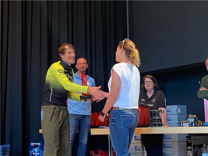 Birke Thielen bei der Siegerehrung durch Triathlon-Weltmeister Seb Kienle.  Foto: G.Thielen