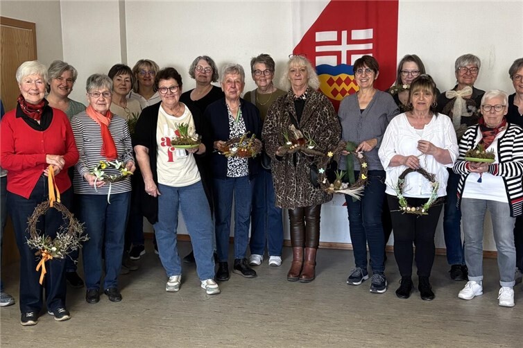 Birkenreisig und Mühlenbeckia als Grundlage standen ebenso zur Verfügung wie auch eine immense Auswahl an Artikeln zum weiteren Dekorieren der Kränze.