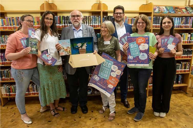 Birte Wulf-Hipperson (ÖB St. Martin), Monika Flieger (Rheinbach liest e.V.), Karl Heinz Kerstholt (stellv. Bürgermeister), Gabriele Funke (ÖB St. Martin ), Marcel Richter (Raiffeisenbank Rheinbach Voreifel), Daniela Hahn (Ltg. ÖB St. Martin) und Juliane Stoye (Live St. Martin). Foto: privat