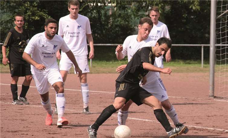 Bis 19 Minuten vor Spielende hielt die Abwehr des SV Niederwerth (weiße Trikots) den Angriffen der Metternicher Reserve stand. Dann kamen die Gastgeber doch noch durch Johannes Schwab zum insgesamt verdienten Ausgleich. TH