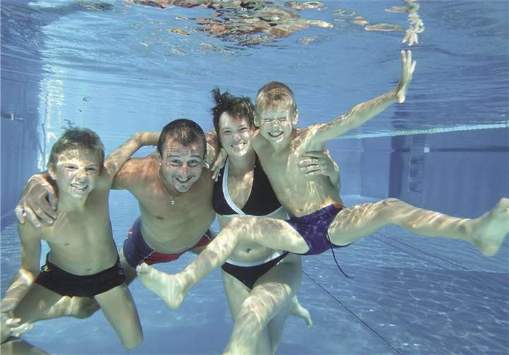 Bis 20 Uhr können große und kleine Badegäste das Schwimmbad nun besuchen.