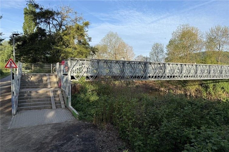 Bis Anfang 2029 soll die temporäre Brücke durch den barrierefreien Neubau des Christinenstegs im Rahmen des Wiederaufbaus ersetzt werden.