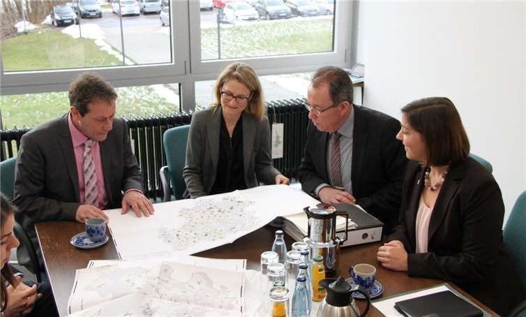 Bis Ende Mai 2017 sollen die Ergebnisse der vom Westerwaldkreis beauftragten Machbarkeitsstudie zum weiteren Breitbandausbau vorliegen. Die Vorgehensweise bei der umfänglichen Datensammlung besprechen (von links) Landrat Achim Schwickert, Dr. Beate Rickert, KPR-Capital GmbH, Frankfurt, WFG Geschäftsführer Wilfried Noll und Katharina Schlag von der WFG. privat