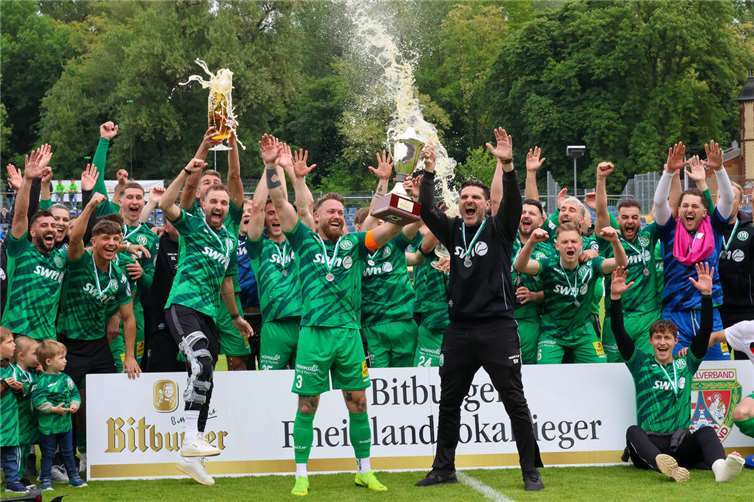 FV Engers: Der Weg zum Titel – und in den DFB-Pokal Bis Kapitän Chris Meinert und Trainer Sascha Watzlawik am 24. Mai den Rheinlandpokal in die Höhe recken durften, war es das ein oder andere Mal doch ziemlich knapp. Foto: Ulf Steffenfauseweh