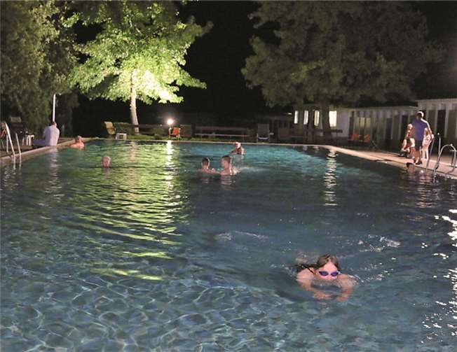 Bis Mitternacht nutzten die Besucher das Mondscheinschwimmen zugunsten der VOR-TOUR. privat