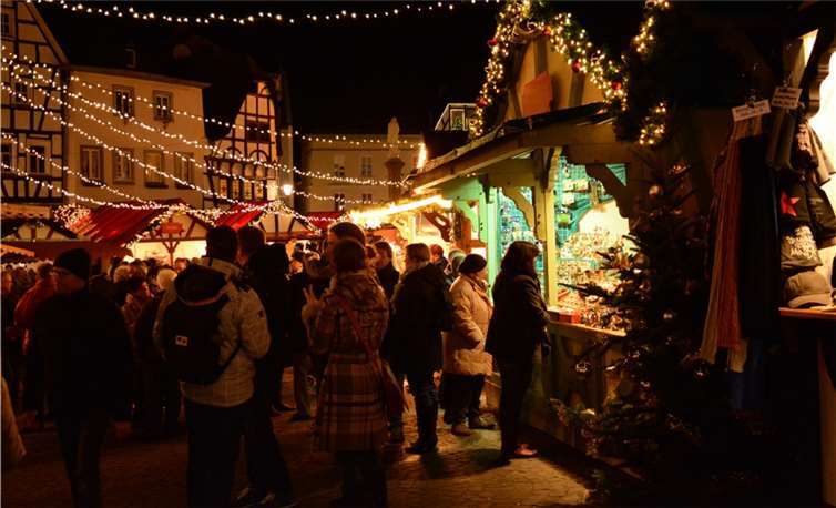 Bis Mitternacht zog auch das romantisch illuminierte Budendorf die Besucher an.