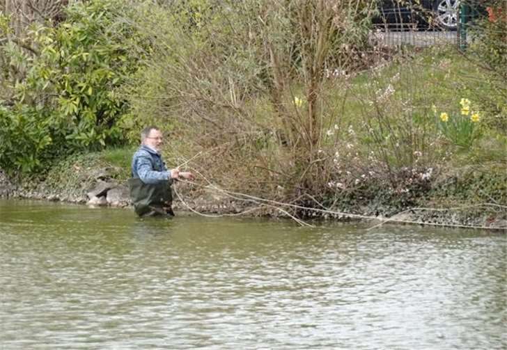Bis November bleibt der Sprudler jetzt im Weiher.