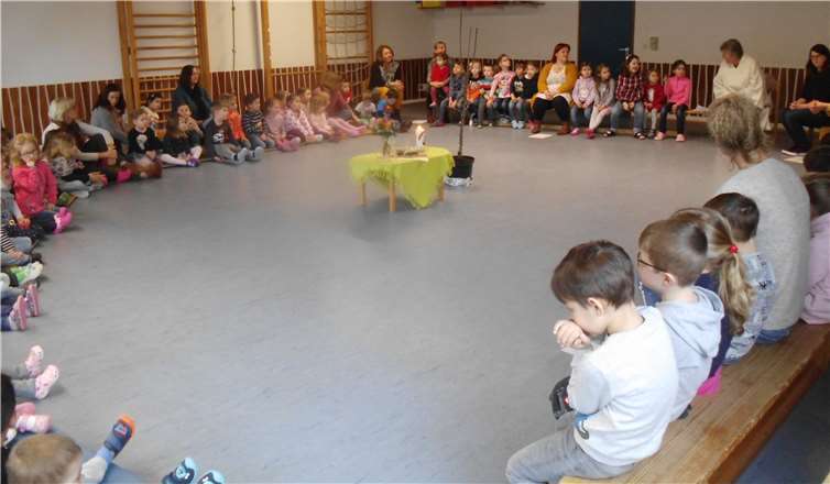 Bis Ostern können die Kinder das Apfelbäumchen schmücken.Foto: privat