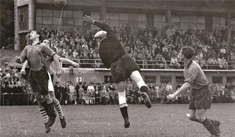 Bis an den Spielfeldrand drängten die Zuschauer am Oberwerth, als die Schalke 1946 zum Freundschaftsspiel am Deutschen Eck antraten.TuS Koblenz - Archiv
