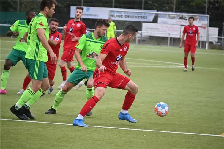 Bis auf den Gegentreffer hatten Milan Rawert (Mitte) und Spielertrainer Kodai Stalph (links) ABC-Torjäger Almir Porca gut im Griff.