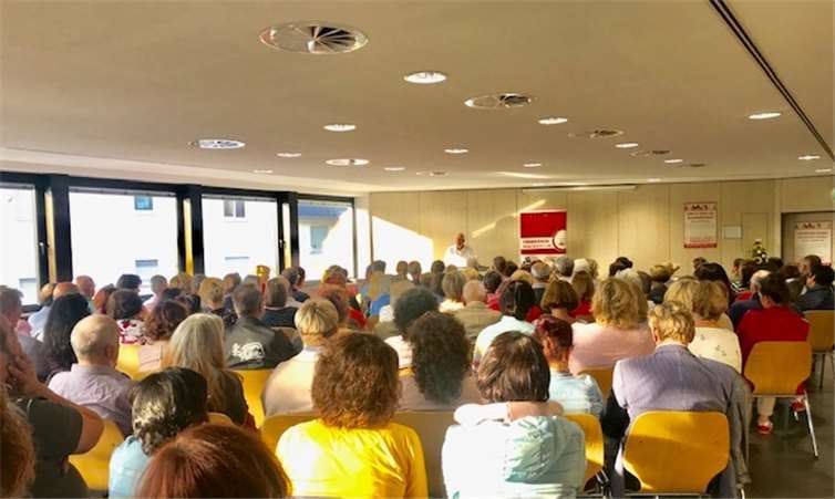 Bis auf den letzten Platz besetzt mit interessierten Zuhörern war die Montabaurer Stadthalle.