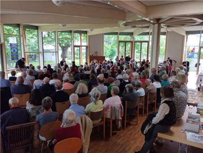 Bis auf den letzten Platz besetzt war das Gemeindehaus Remagen bei der Feier zum 75. Geburtstag des Grundgesetzes.  Foto: Silke Olesen