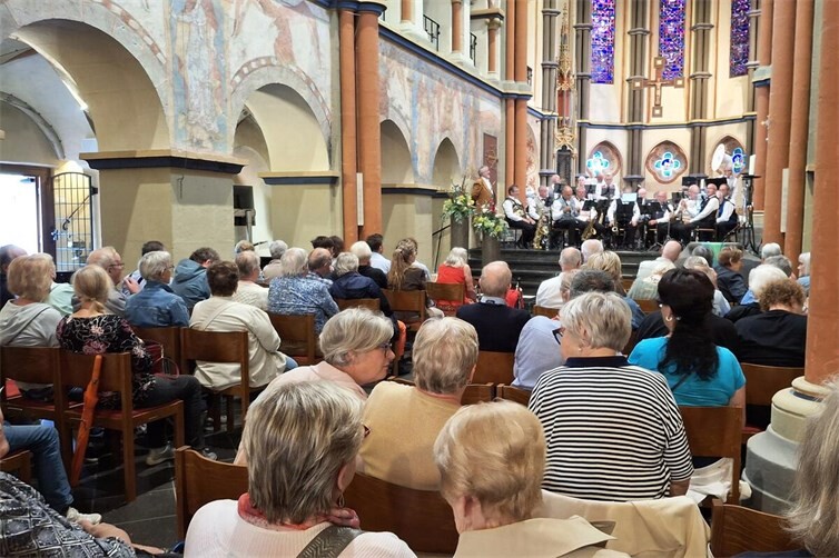 Bis auf den letzten Platz besetzt war die Linzer St. Martin Kirche bei dem begeisternden Konzert des belgischen Blasorchesters t´Heremenieke.