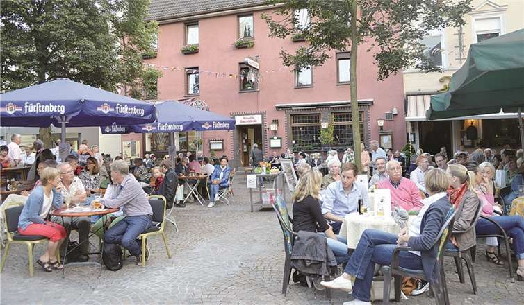 Bis auf den letzten Platz besetzt waren die Sitzgelegenheiten der Außengastronomien.