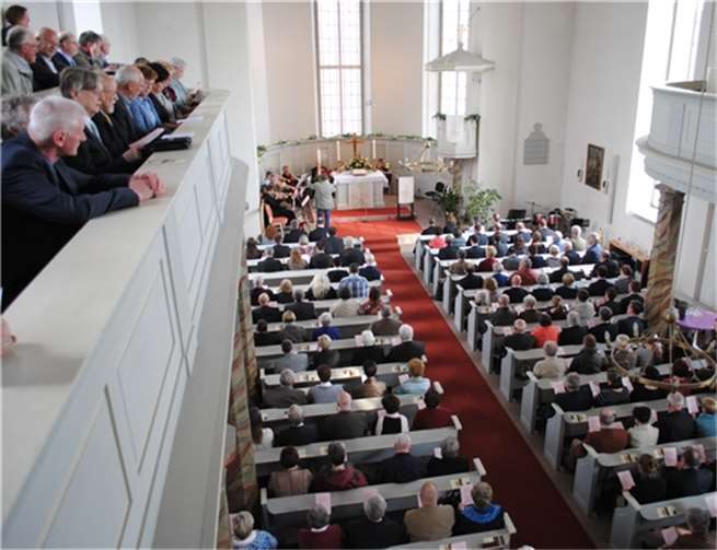 Bis auf den letzten Platz gefüllt war das Singhofener Gotteshaus.