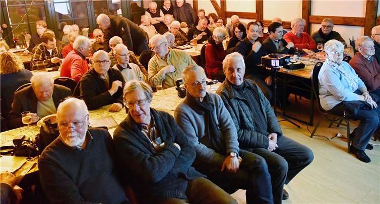 Bis auf den letzten Platz gefüllt war der Veranstaltungssaal im Bodendorfer Winzerverein. Angesichts der Nachfrage versprachen die Veranstalter spontan eine weitere Auflage des Vortrags. Fotos: RASCH