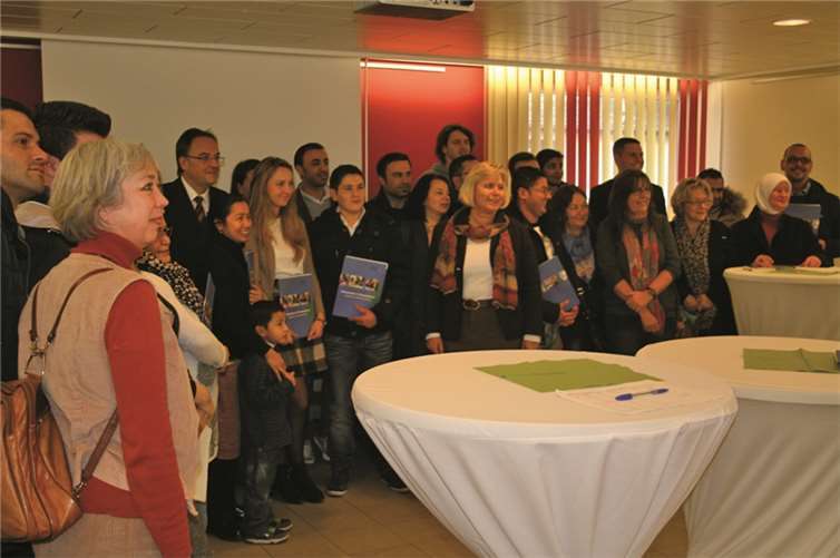 Bis auf den letzten Platz gefüllt war der Sitzungssaal des Bad Breisiger Rathauses, als die Absolventen des VHS.Kurses „Deutsch für Zuwanderer“ ihre Zeugnisse erhielten. TER