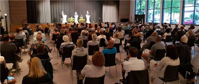 Bis auf den letzten Platz gefüllt war die unter den Hygiene-Regeln bestuhlte Stadthalle. Trotz des großen Interesses musste die Teilnehmerzahl auf 150 Plätze begrenzt werden.