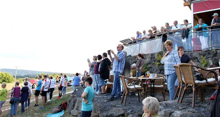 Bis auf den letzten Platz mit gespanntem Publikum belegt war die Malberg-Hütte.
