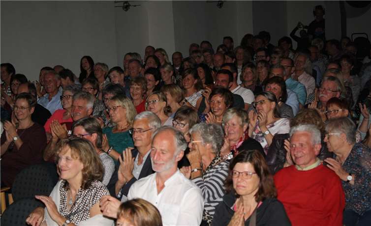 Vom Sonnenschein zur explosiven Supernova mutiert  Bis auf den letzten Platz war der Pater-Martin-Saal des Kapuzinerklosters mit begeisterten Besuchern besetzt.Fotos: TE
