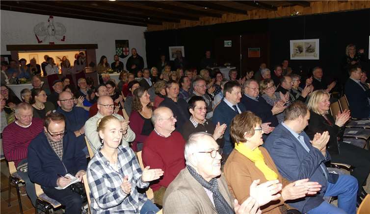 Bis auf den letzten Platz war die Schützenhalle bei der Feier mit neugierigen Besuchern besetzt.