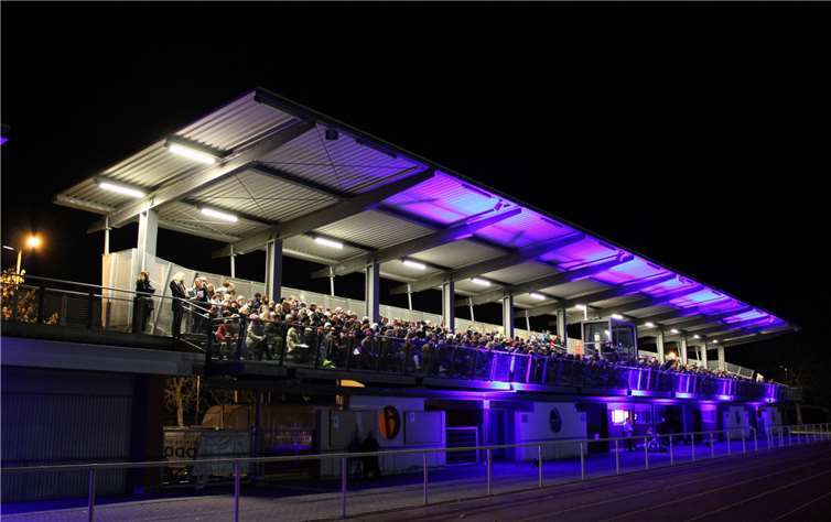 Bis auf den letzten Platz war die Tribüne des Apollinarisstadions zu „Weihnachten anders“ besetzt. DU