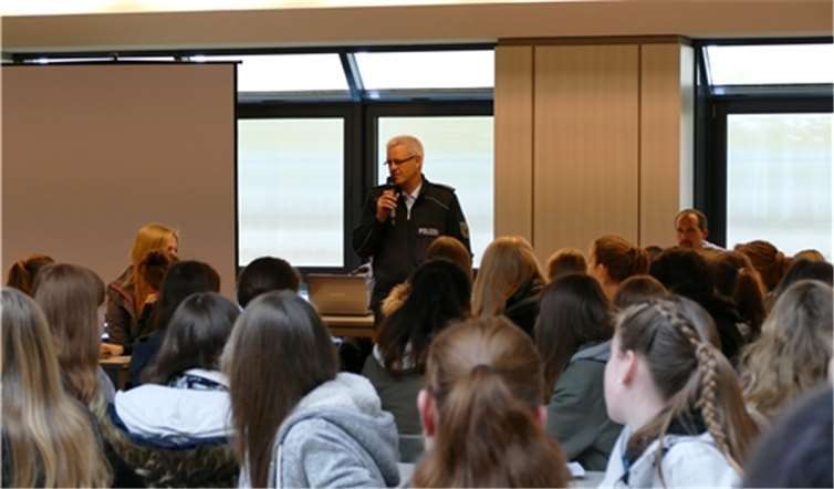 Bis auf den letzten Stuhl waren die Plätze beim Girls‘ Day vergeben. Carsten Westerkamp begrüßte die zahreich erschienenen neugierigen Mädchen. CEW