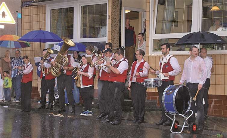 Bis auf die Haut durchnässt, zog der Musikverein St. Bernhard aus Wallersheim Programm planmäßig durch.