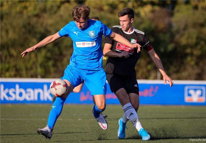 Bis auf wenige Momente fand das Spielgeschehen in der Hälfte der Gäste statt, Remagen ließ sich regelrecht einschnüren. Foto: Tobias Jenatschek