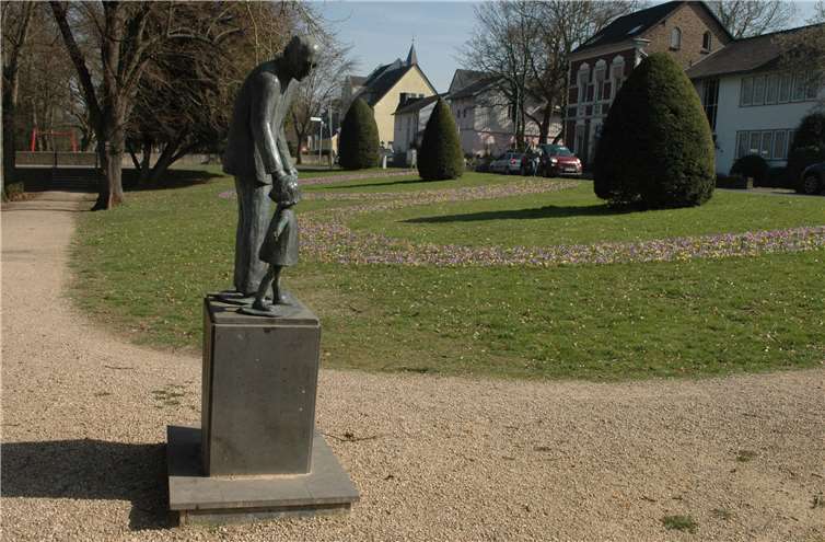 Bis es im Frühjahr 2017 von dreisten Dieben entwendet wurde, zierte das Werk der Künstlerin Erna Deisel-Jennes die Grünanlage an der Barbarossastraße.  BL