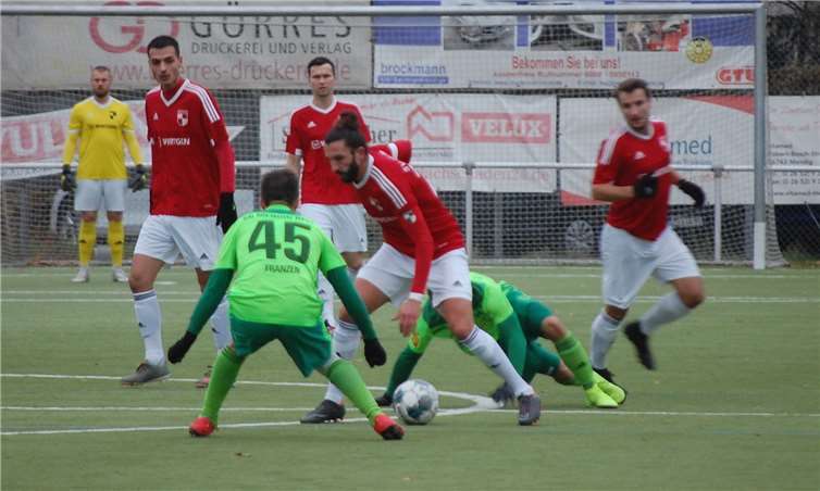 Bis hierhin und nicht weiter: Philipp Franzen (Nummer 45) stellt Windhagens Kapitän Gökhan Akcakoca.