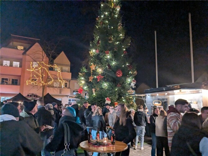 Bis in den Abend verwandelte sich der Platz rund um den stattlichen Dorfweihnachtbaum in ein stimmungsvolles Weihnachtsdorf.