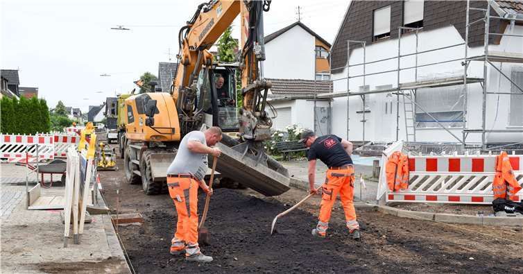 Bis in den Abend wurde zuletzt gearbeitet, um die Lindenstraße für die Asphaltdecke zwischen Margarethenstraße und Stichweg vorzubereiten.Stadtwerke Neuwied