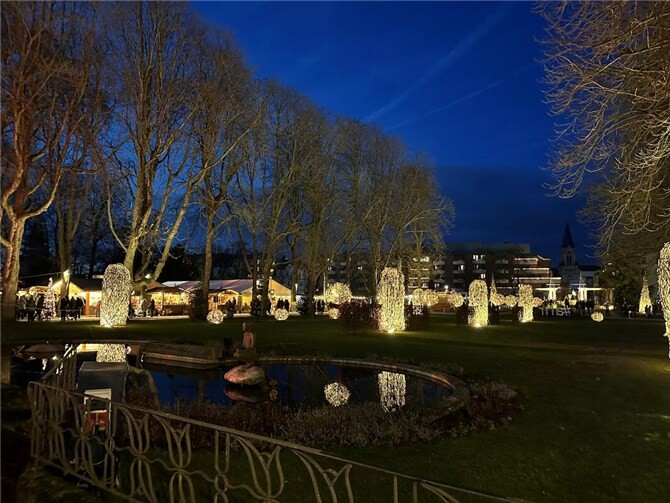 Bis in den Januar hinein verzaubern die Uferlichter die Besucher des Kurparks und warten mit einem tollen Programm auf..  Foto: ROB