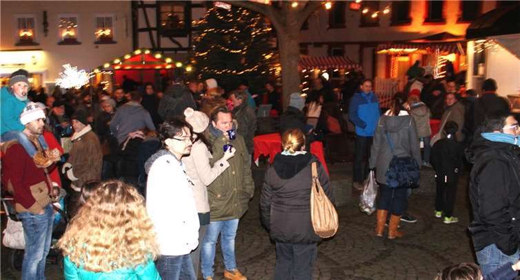 Bis in den späten Abend herrschte reges Treiben auf dem Unkeler Christkindlmarkt. DL