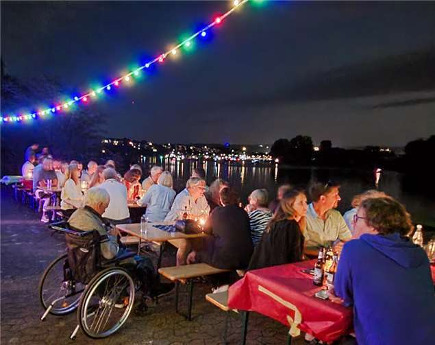 Bis in den späten Abend wurde auf der Moselterrasse in geselliger Runde gefeiert.  Foto: Jutta Geisler-Sanders